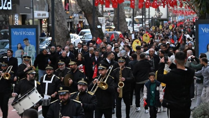 Kocaeli’de Romanlar Günü coşkuyla kutlandı;  “İlle de Roman olsun” Kent Meydanı’nı salladı